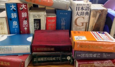 読者の近くで“手探り”する「ことばの質問」